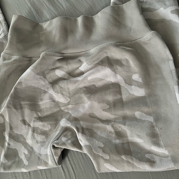 White and grey camo leggings from women’s best - Picture 3 of 3